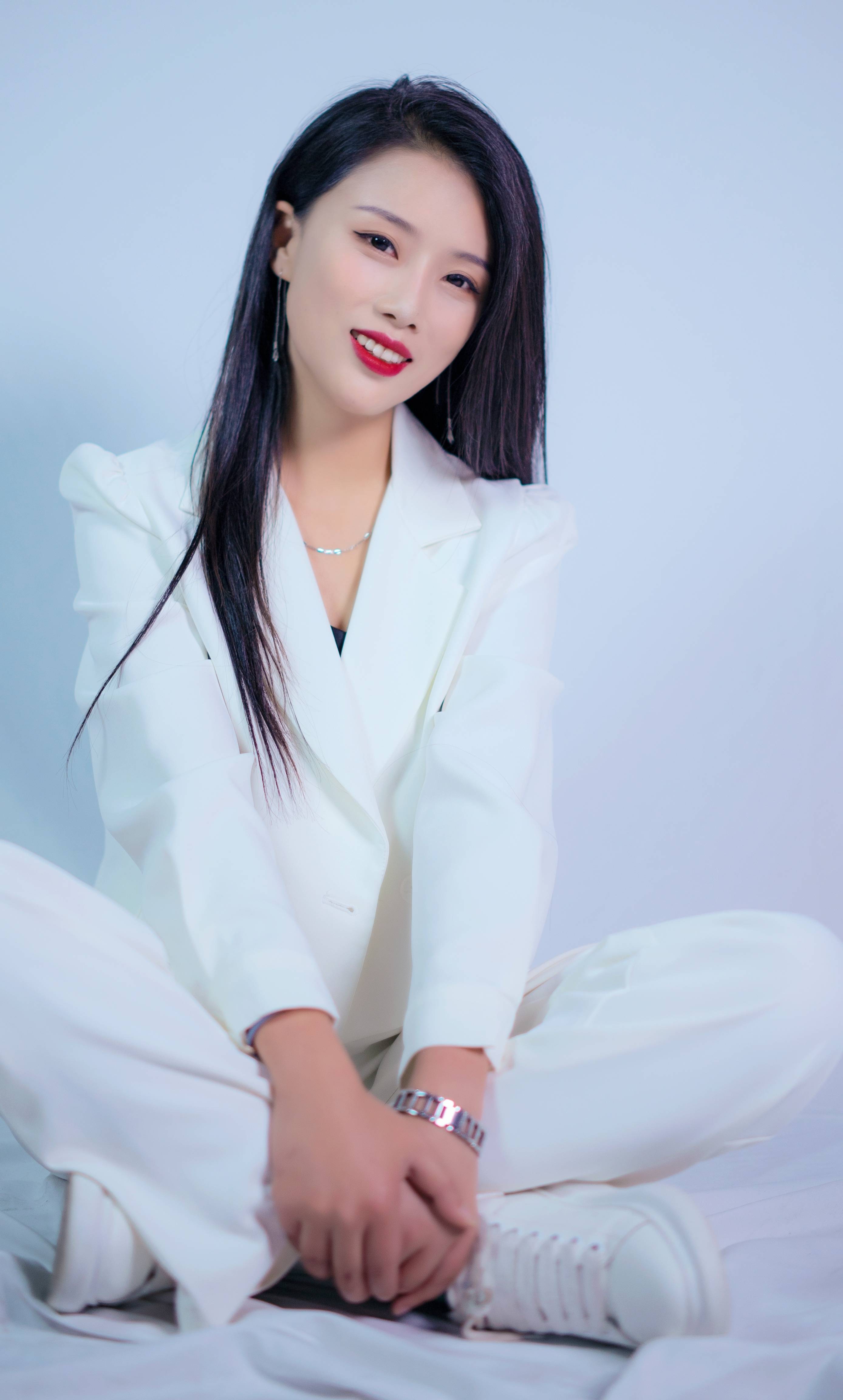 花式整活宣传家乡<strong></p>
<p>贵金属宣传对话</strong>,对话贵州大方县文旅副局长吴姣姣:曾被造黄谣,只能用周末拍摄,感觉亏欠家人