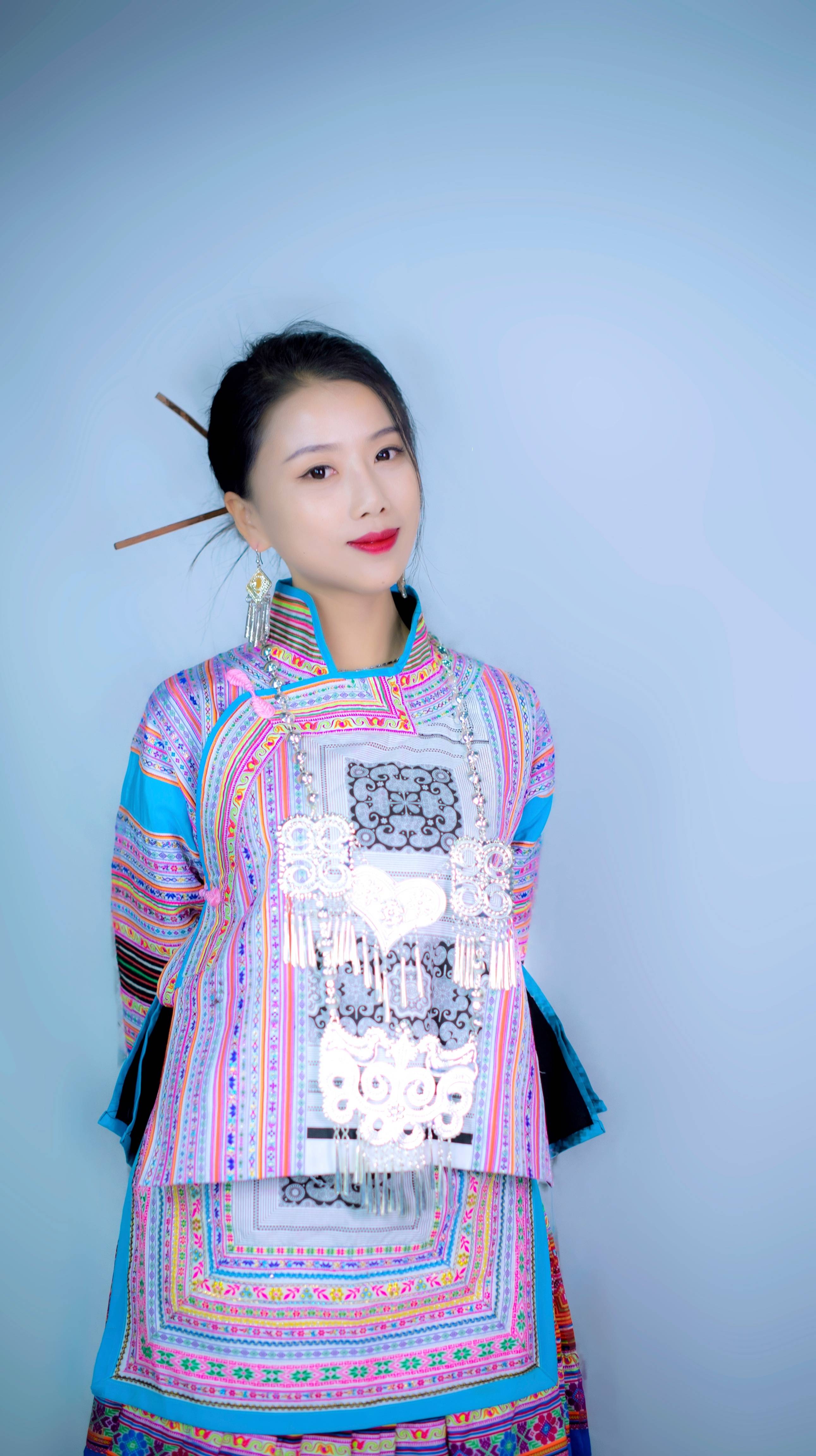 花式整活宣传家乡<strong></p>
<p>贵金属宣传对话</strong>,对话贵州大方县文旅副局长吴姣姣:曾被造黄谣,只能用周末拍摄,感觉亏欠家人