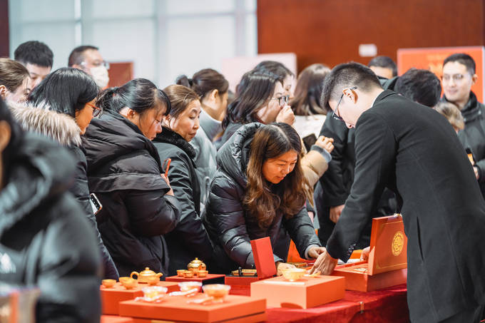 东台农商银行举办 “金彩东台”贵金属VIP展销会