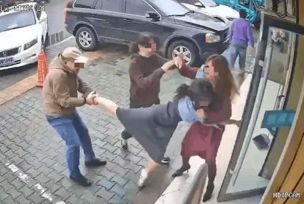 公职夫妻因挪车将女子打骨折<strong></p>
<p>狗年币</strong>,想40万私了?通报来了