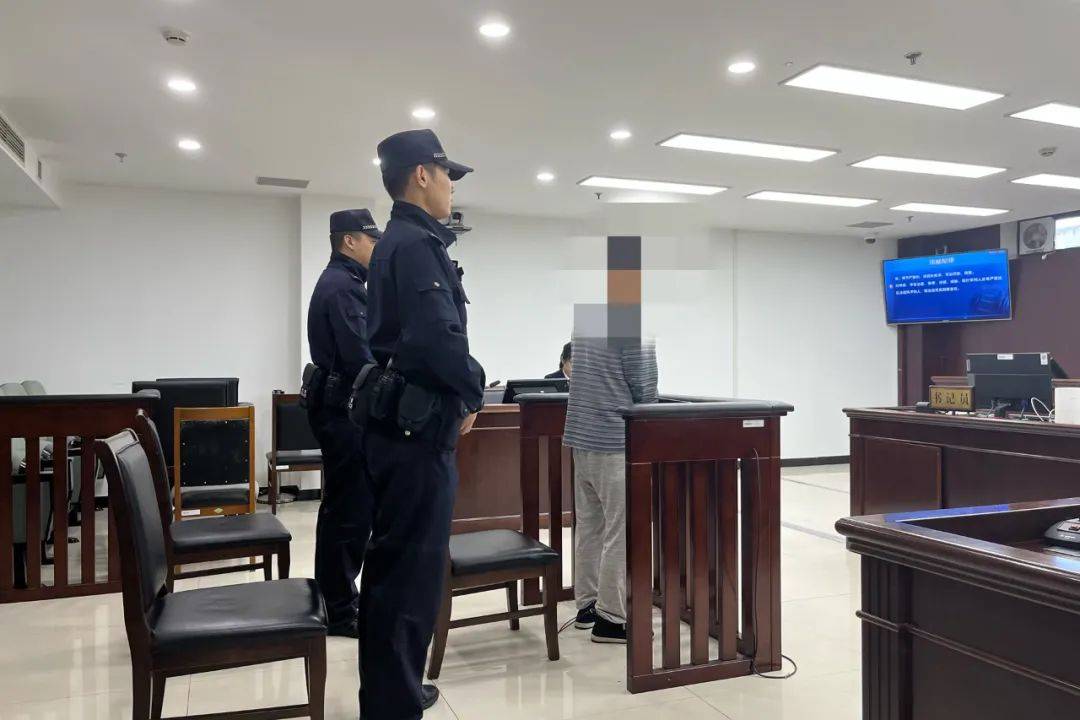 无耻！北京一对情侣租房<strong></p>
<p>凯旋币</strong>，遭五旬房东潜入、偷窥