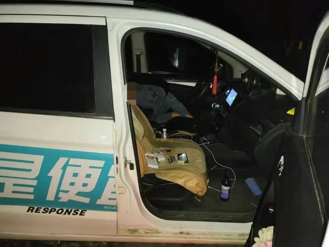 男子一时想不开<strong></p>
<p>屋里币</strong>,服下头孢配白酒!40分钟后……