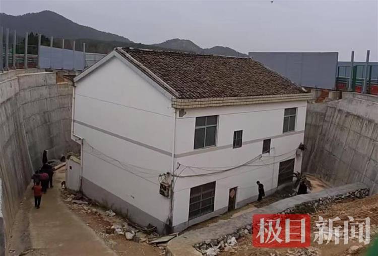 “没料到政府宁可多花钱让公路改道”<strong></p>
<p>星辰币</strong>，江西“最强钉子户”独守孤房