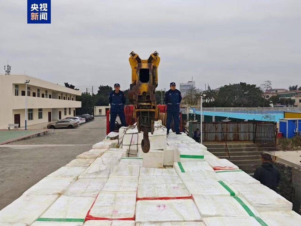 共计4.13吨<strong></p>
<p>星辰币</strong>!广西北海海警查获一起涉嫌走私水果案