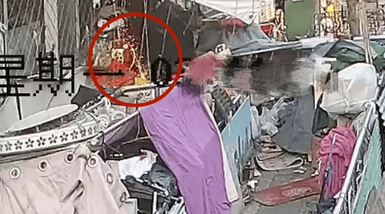 “你们不用管<strong></p>
<p>币购商城</strong>,出事我负责”!老人囤废品堵塞逃生路,不幸起火遇难