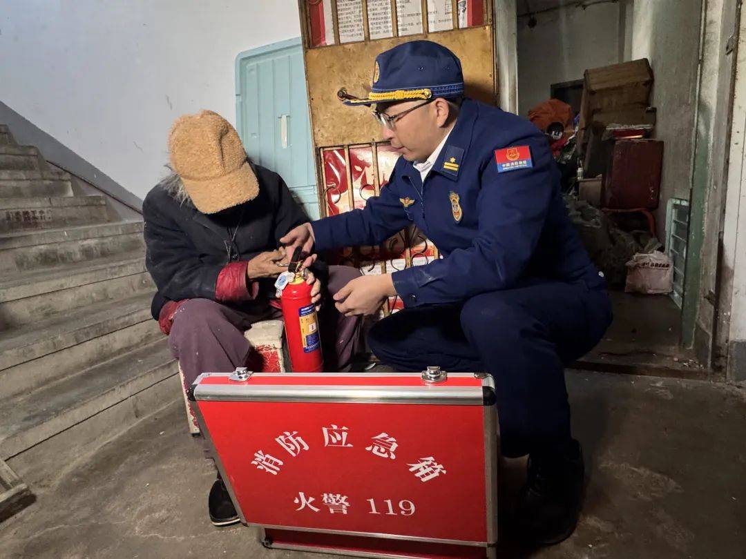 退休金超9000<strong></p>
<p>快币兑换</strong>，91岁老人家中却“垃圾成山”！原因心酸