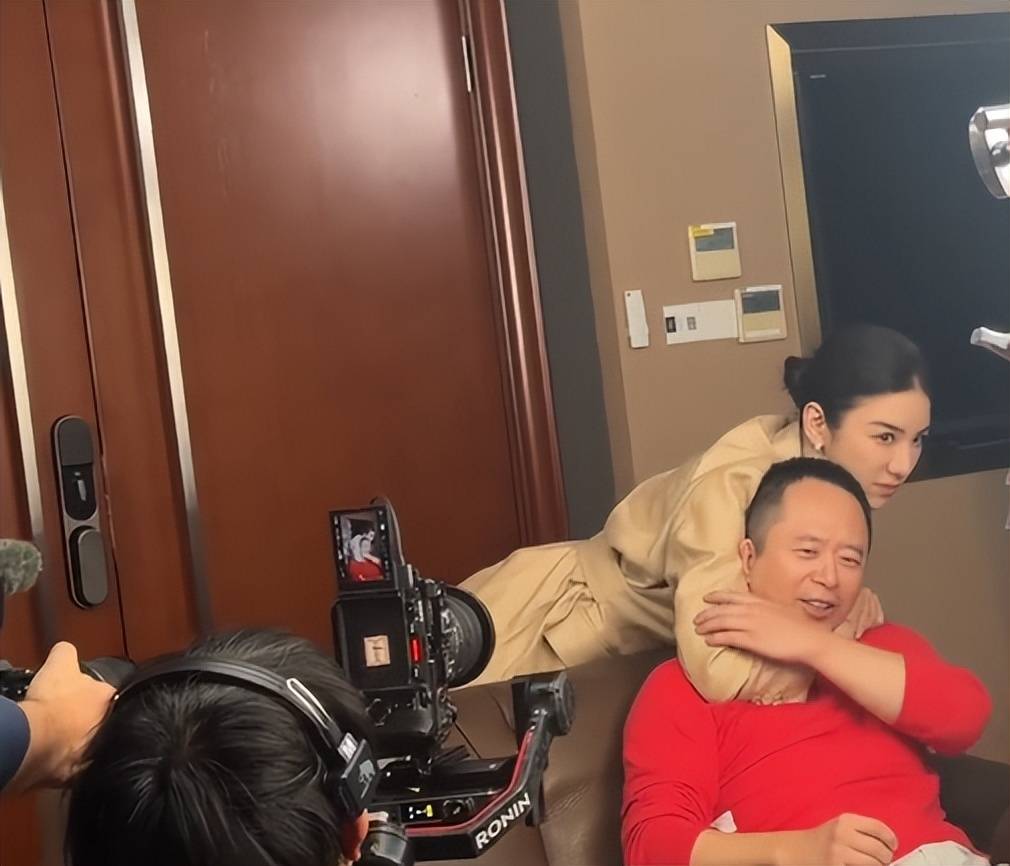 周鸿祎回应参演的短剧辣眼睛:黄奕诱惑<strong></p>
<p>软民币</strong>我的剧情是DeepSeek设计的
