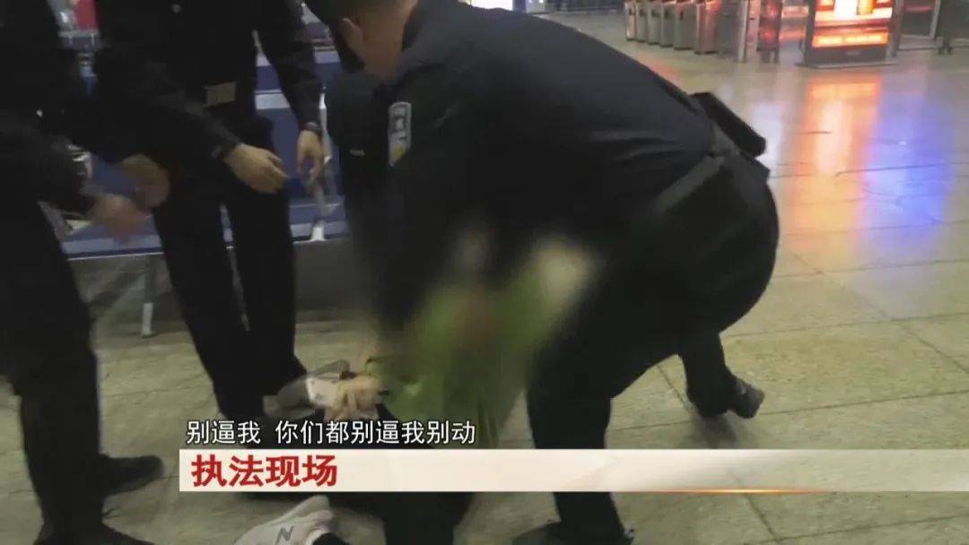 “老赖”车站被抓<strong></p>
<p>币村</strong>,竟质问法官:为何不抓我妈 !