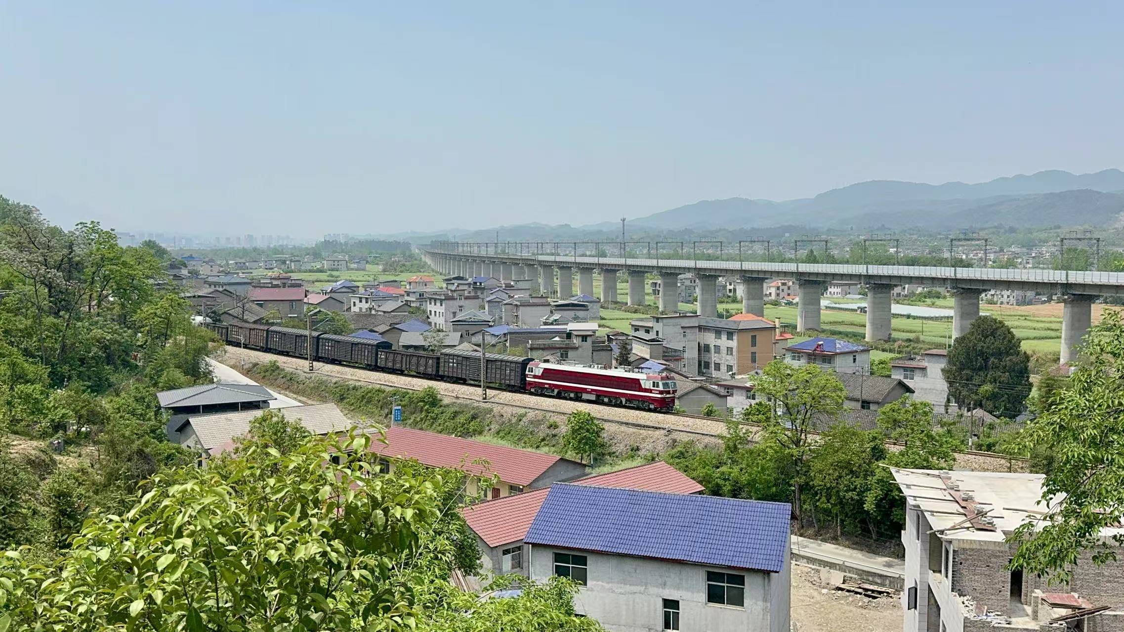 界面调查|铁路穿村而过:一个湘西村庄与17起火车撞人事故