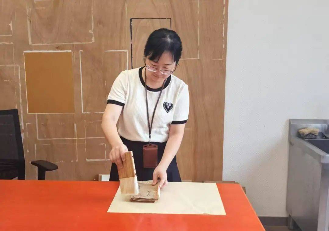 “冷板凳”一坐18年<strong></p>
<p>币时代</strong>！41岁厦门女子：要一直坐下去