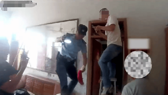 老人用红袜子包裹一万元现金藏在门框上<strong></p>
<p>趣币</strong>,一天后不翼而飞,警方破案:偷钱的是老鼠
