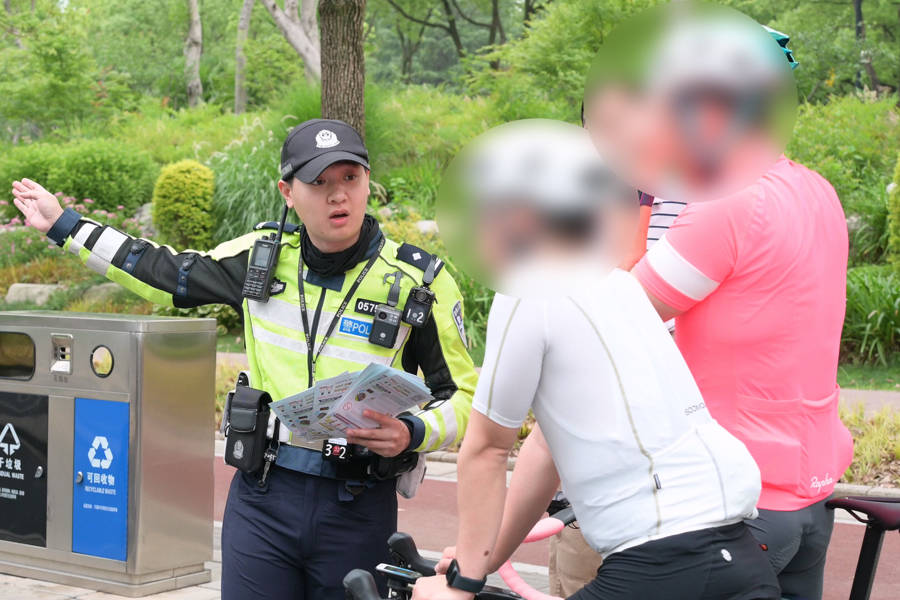对“暴骑团”出手<strong></p>
<p>mb币</strong>!浦东交警严查违法骑行:公路不是竞技场