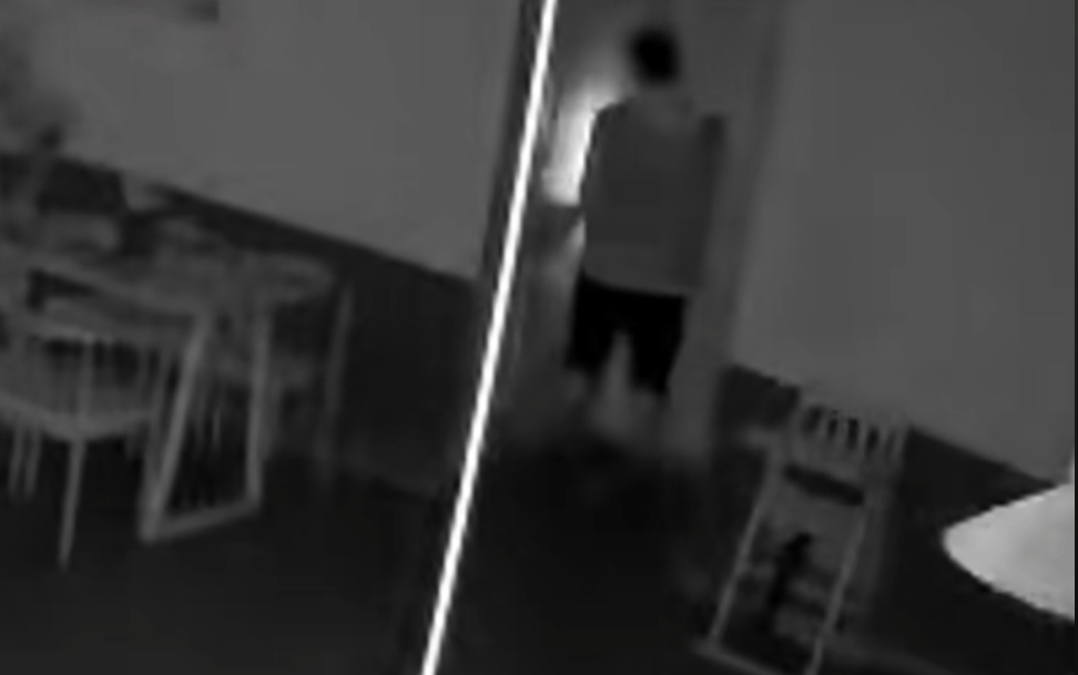 第一次见面就表白！被拒绝后男子凌晨3点狂敲女生房门<strong></p>
<p>牛币商城</strong>，随后拿出工具撬锁……