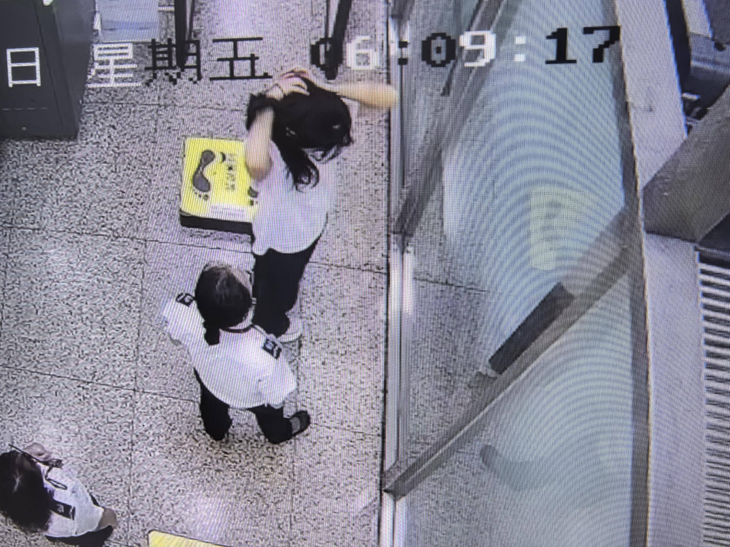 女子将宠物乌龟藏在蝴蝶结盘发内<strong></p>
<p>抄币网</strong>，过安检乘飞机时被查 警方：批评教育