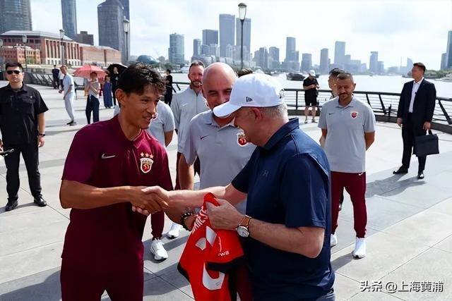 澳大利亚总理抵沪再次漫步外滩<strong></p>
<p>法币金圆券</strong>，旁边还有上海球迷“老熟人”，你偶遇了吗？