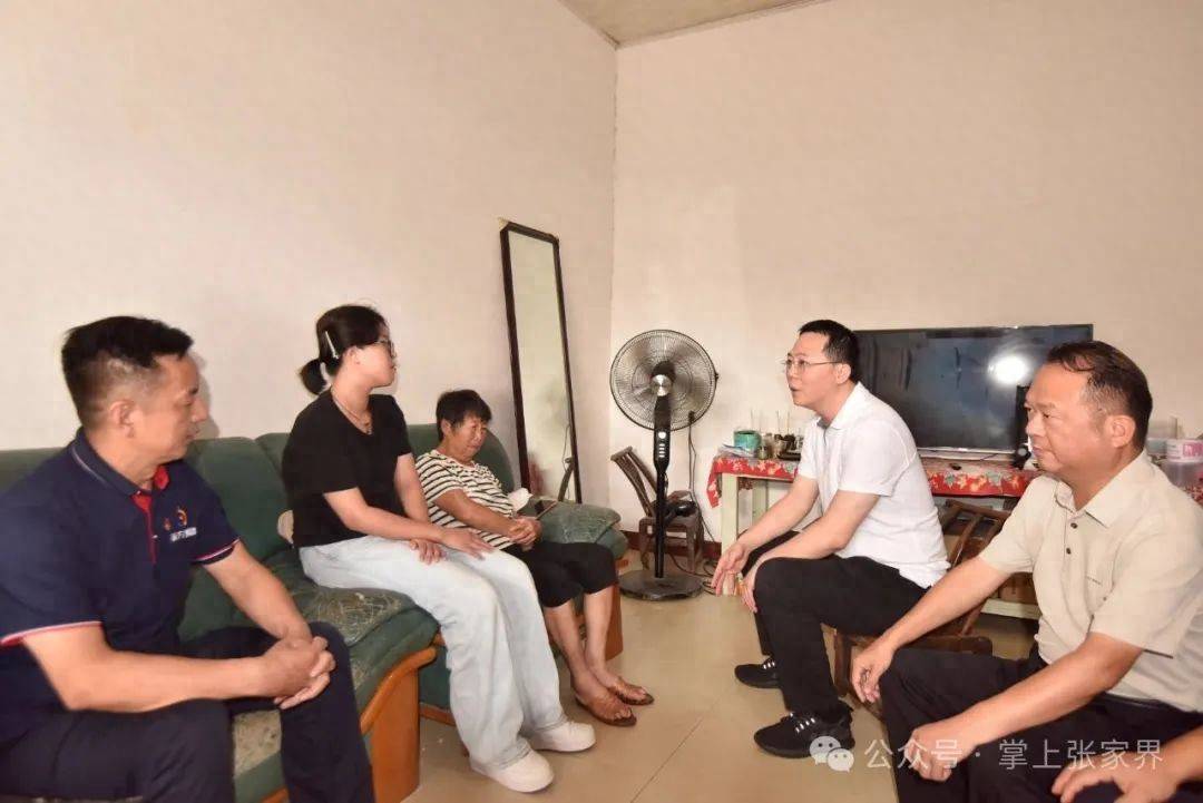 肖波不幸离世<strong></p>
<p>法币金圆券</strong>,张家界市委常委看望慰问家属