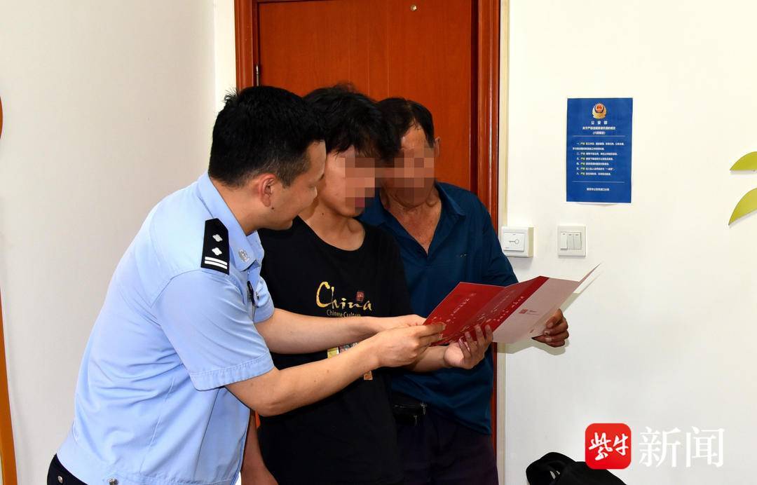 小伙收到录取通知书<strong></p>
<p>帮呗币</strong>,飞奔到派出所和民警一起打开