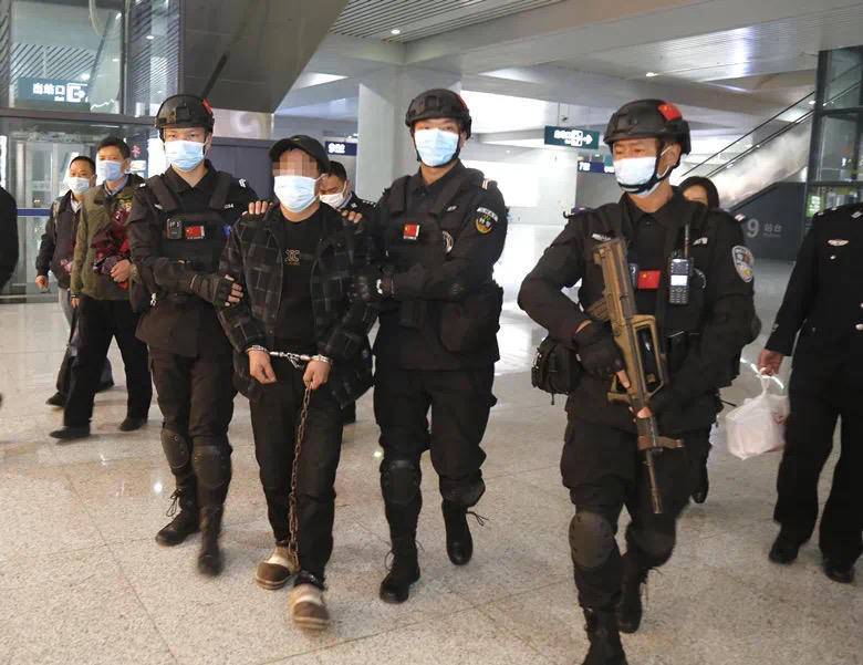 “男子强奸嫂嫂出狱后又刺死见义勇为者”案二审<strong></p>
<p>炒币机器人</strong>，择日宣判 警方曾披露抓捕过程等诸多细节