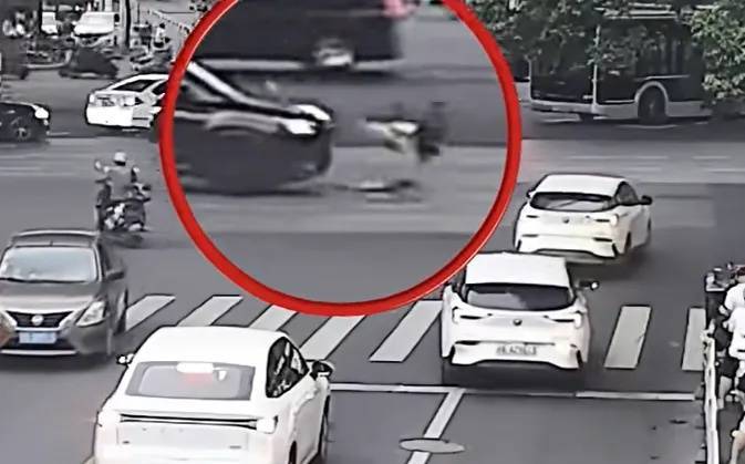 上海一8岁男童单独上路<strong></p>
<p>清币</strong>，闯红灯被车撞飞：“家长让我自己出来锻炼一下”