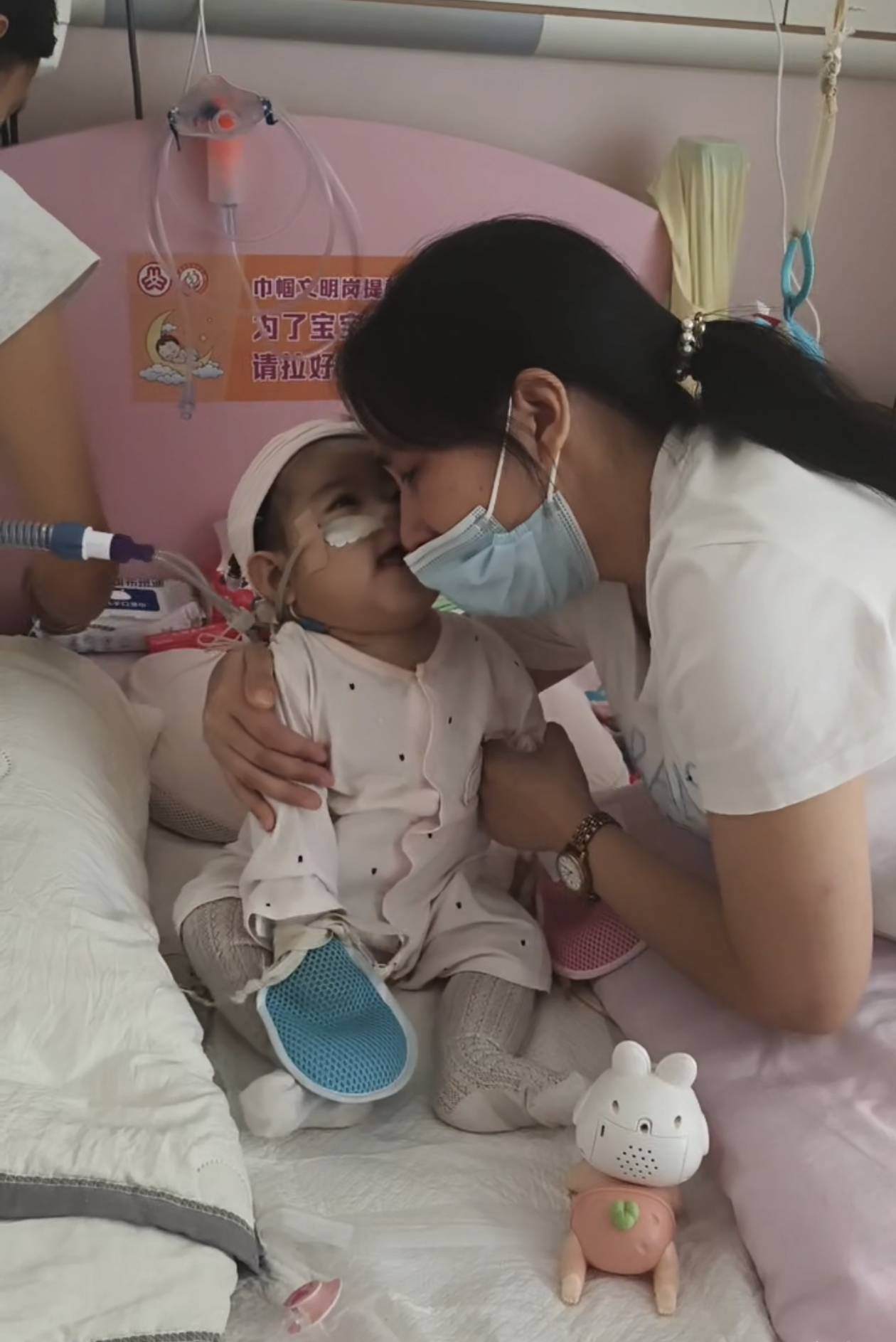 奶奶在哭<strong></p>
<p>去装币</strong>,宝宝在笑!40天女婴重病,00后父亲割肝救女,术后这一幕让网友泪奔