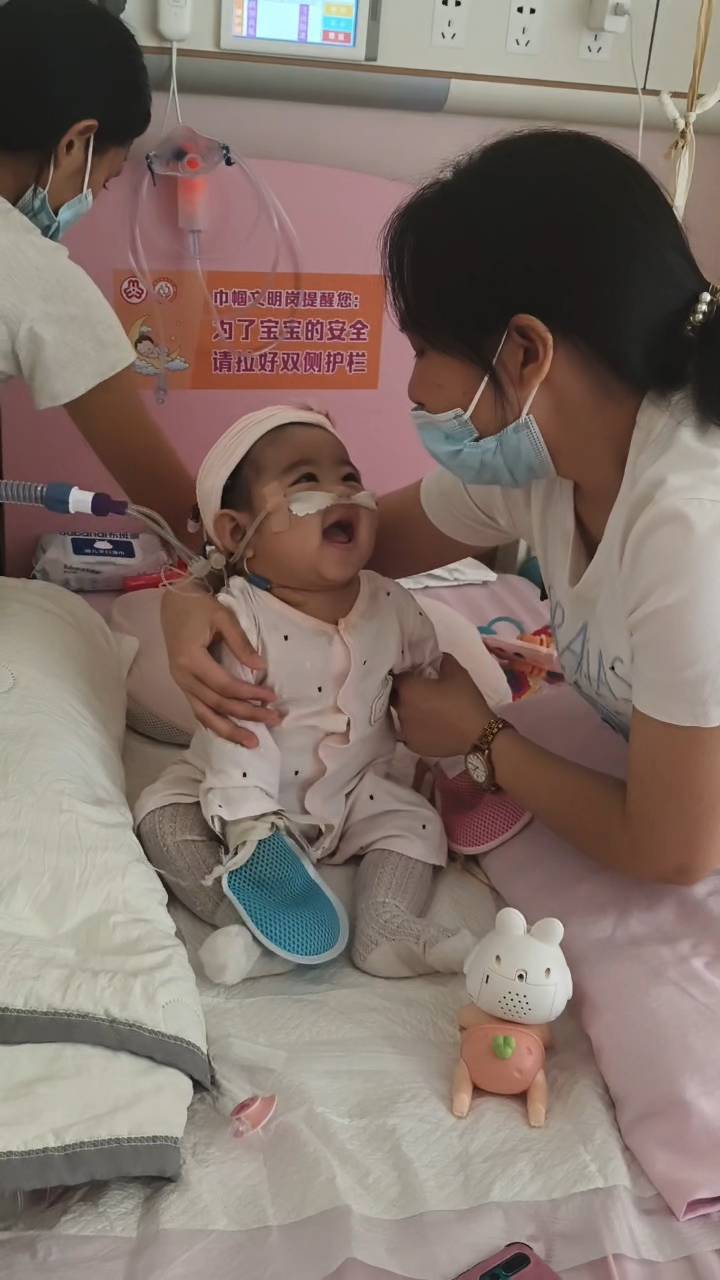 奶奶在哭<strong></p>
<p>去装币</strong>,宝宝在笑!40天女婴重病,00后父亲割肝救女,术后这一幕让网友泪奔
