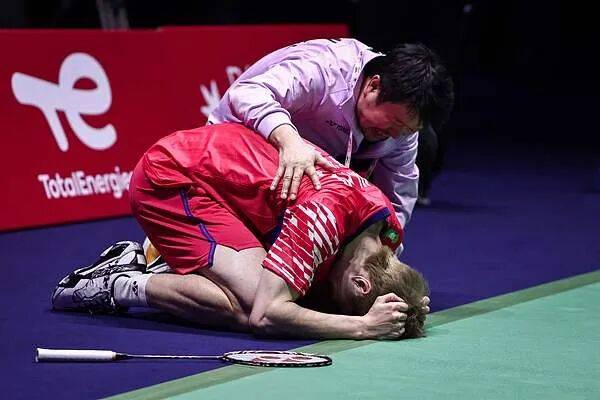 祝贺!石宇奇2比1逆转昆拉武特<strong></p>
<p>币君网</strong>,获得羽毛球世锦赛男单冠军!