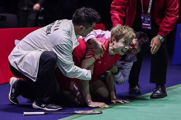 祝贺!石宇奇2比1逆转昆拉武特<strong></p>
<p>币君网</strong>,获得羽毛球世锦赛男单冠军!