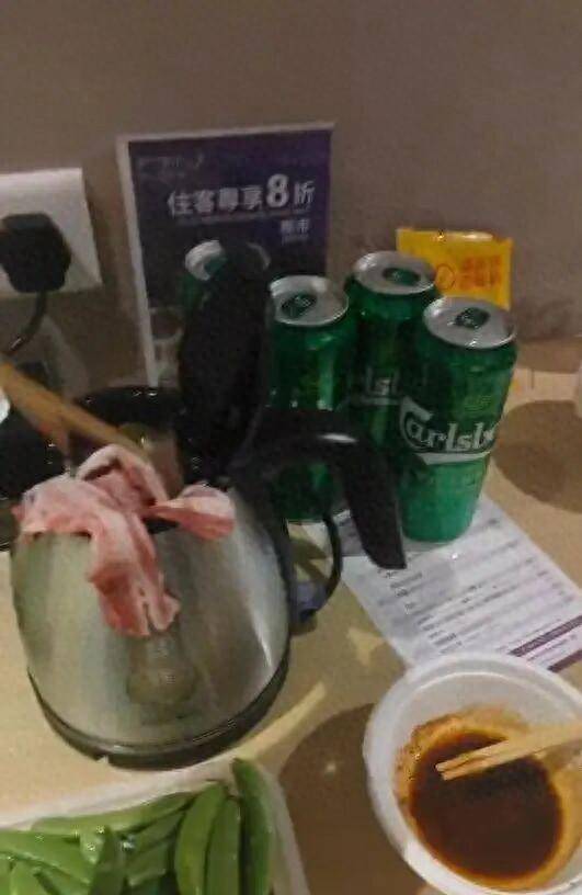 男子在澳门某酒店用水壶煮火锅<strong></p>
<p>币君网</strong>，负责人：会警告，若损坏需照价赔偿