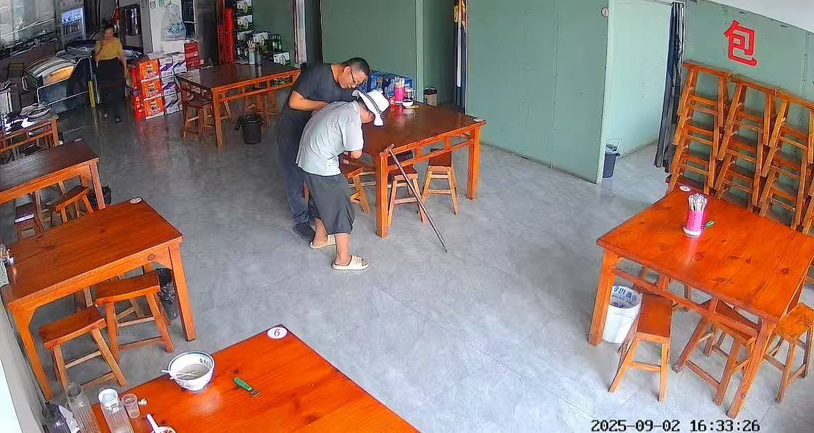 店门口大爷竹筐卖不动<strong></p>
<p>藏币价格</strong>，河南周口面馆老板暖心发视频帮卖，网友隔空下单：我出钱你送人