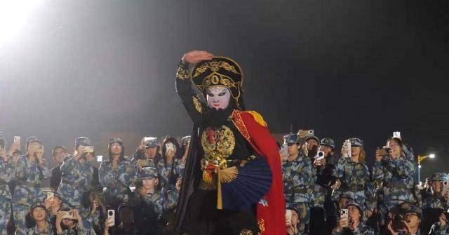 兰州大学军训期间大一女生表演川剧吐火<strong></p>
<p>全球币网联盟</strong>，校方：学生来自东北，因个人爱好自学
