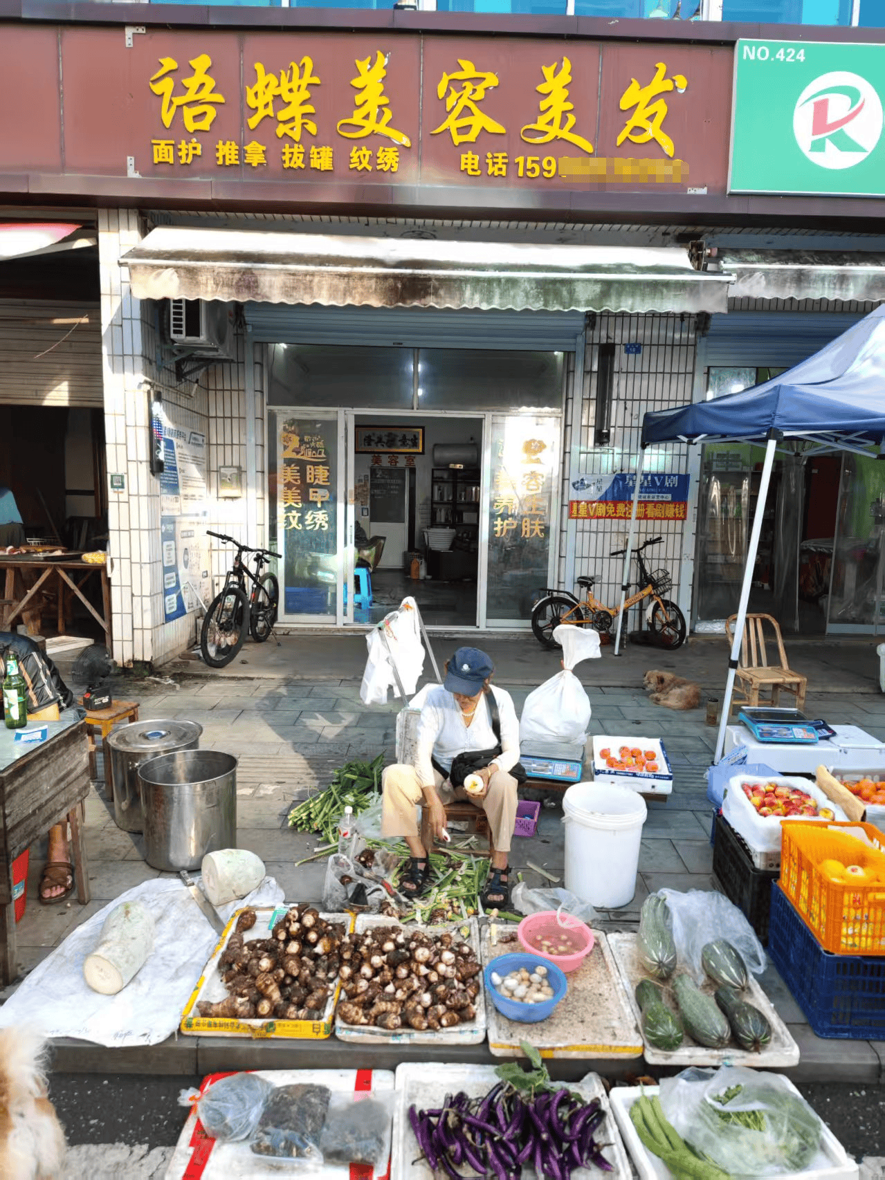 浙江一店主允许大妈门口摆摊<strong></p>
<p>绿行币</strong>，时常被大妈“投喂”蔬果：每次收摊时，都打扫得干干净净
