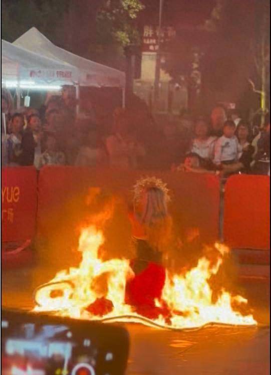 云南昆明商场表演“火裙舞”<strong></p>
<p>凤凰币</strong>，一名女演员裙子引燃被烧伤