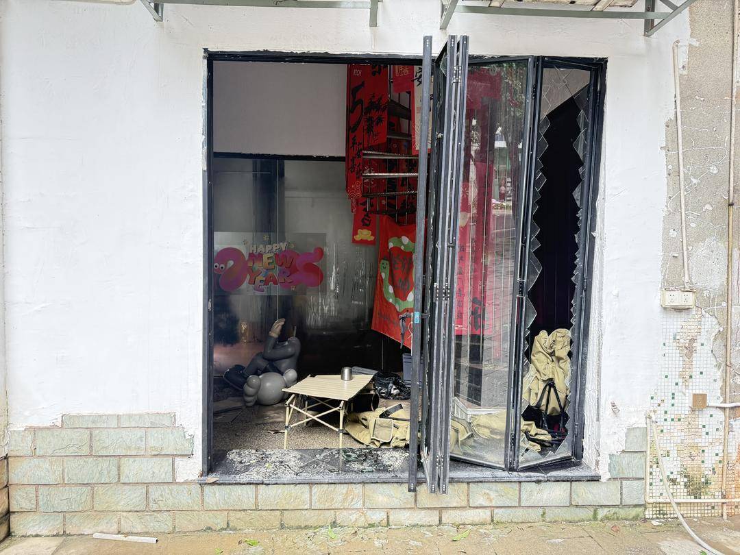台风天珠海一司机驾越野车造浪冲破多家店玻璃<strong></p>
<p>以利币</strong>，警方：行拘10日！