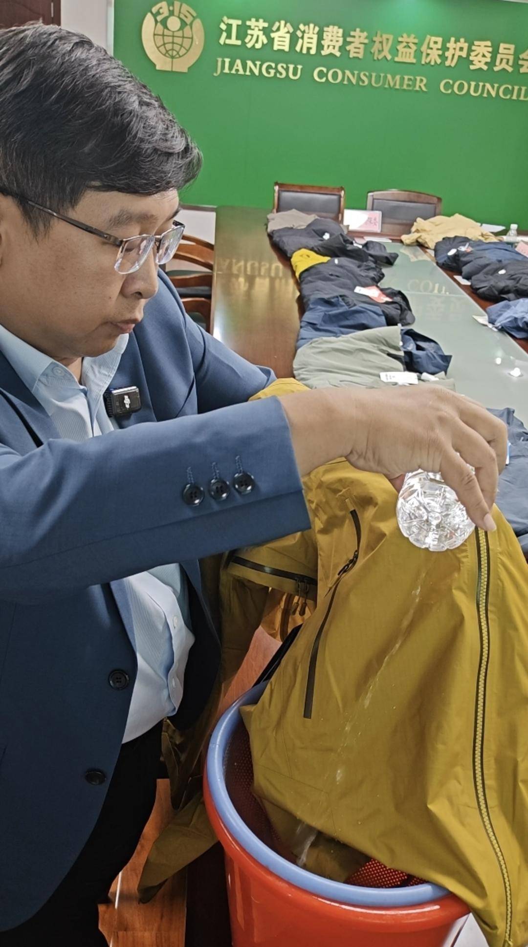 注意!冲锋衣40款里3款“不防水”<strong></p>
<p>以利币</strong>,教你一招在家也能测