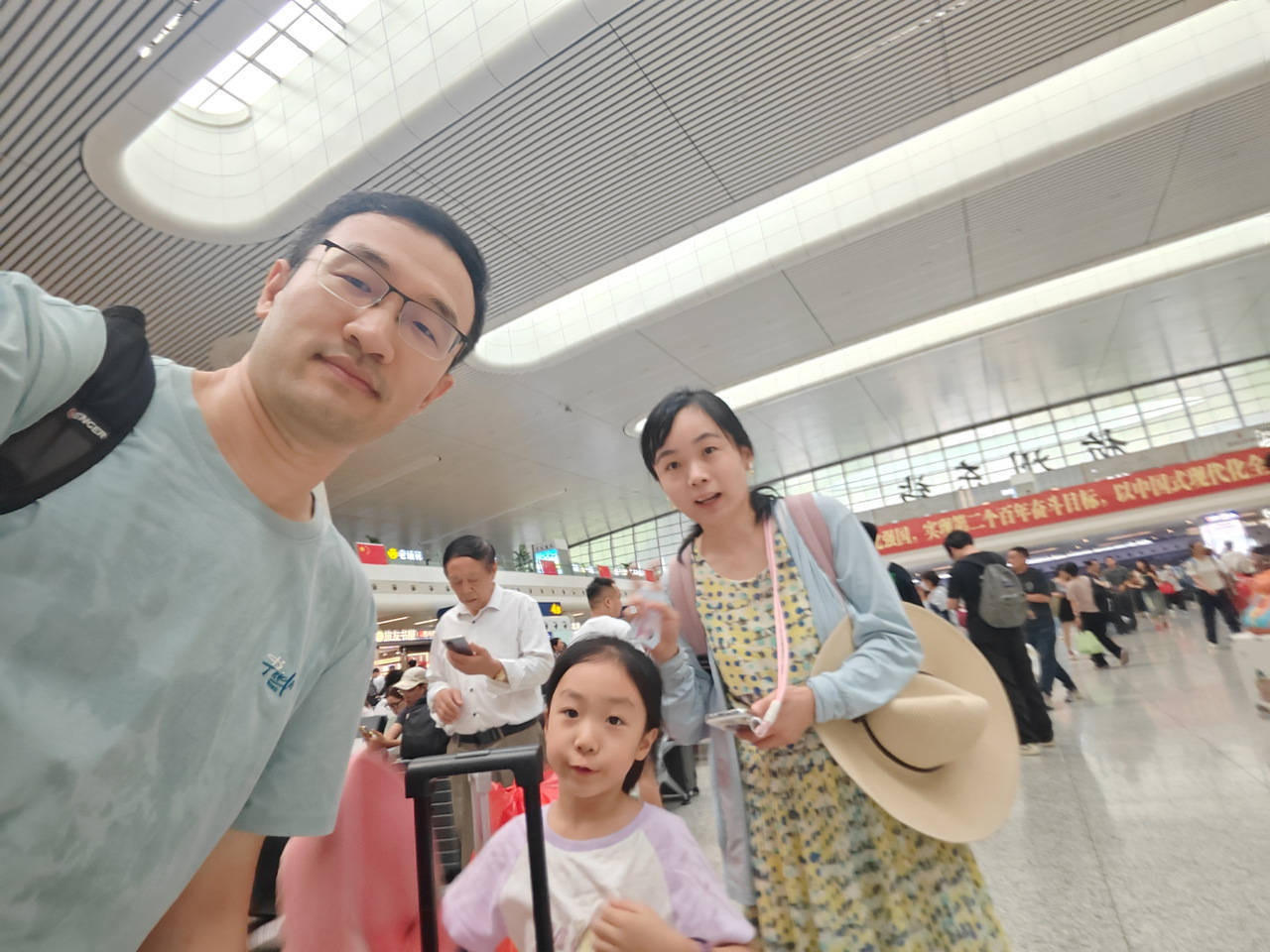 全杭州的娃都出动了？这是刚刚的火车东站<strong></p>
<p>淘币时代</strong>！秋假大军即将席卷全国