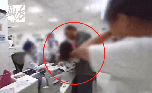 事发上海晚高峰！汹涌车流中<strong></p>
<p>mith币</strong>，一男子绝望跳车，直奔民警而去……
