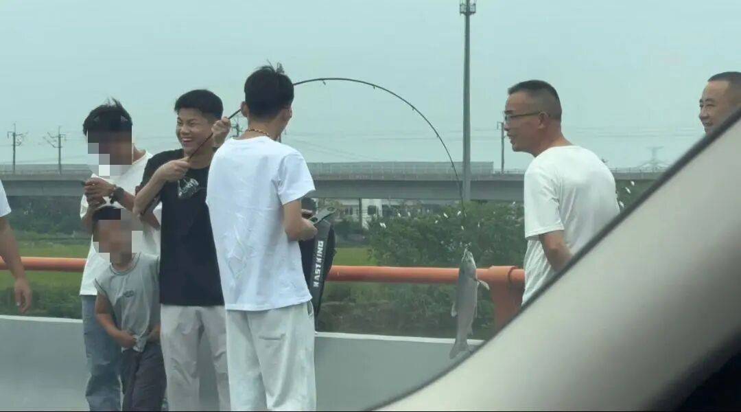 男子高速遇堵车下车钓鱼<strong></p>
<p>久币网</strong>，首竿即中！开怀大笑：“鱼送路人了”