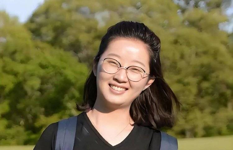 章莹颖男友国庆探望章父并协助直播<strong></p>
<p>久币网</strong>，网友劝其早点结婚，本人回应