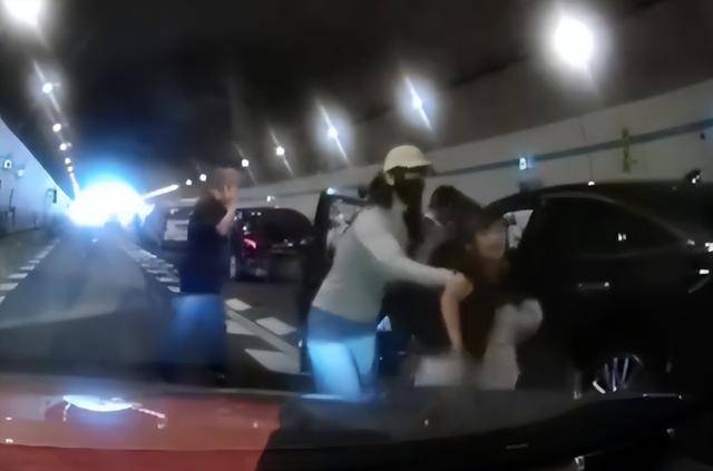 10岁男孩隧道内跪地拦车：哭得撕心裂肺<strong></p>
<p>牛币币</strong>，求人救他妈妈
