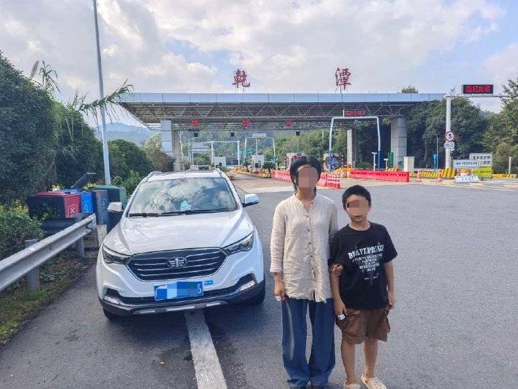 离谱！妈妈让儿子高速下车路边方便<strong></p>
<p>币汇系列</strong>，解决完后跟随车流跑回来找她
