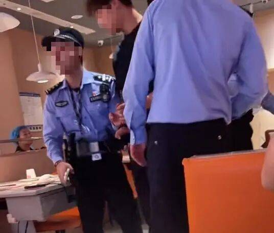 小伙和女友餐厅吃饭<strong></p>
<p>西夏币</strong>，被民警赶来戴铐带走；警方回应：其女友与一离家女孩“撞脸”，错抓已道歉