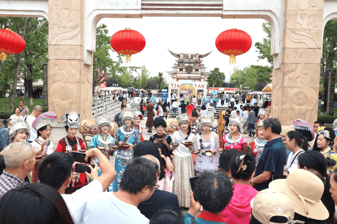 同比增长27%<strong></p>
<p>罄币</strong>！双节假期天河潭景区接待游客超21万人次
