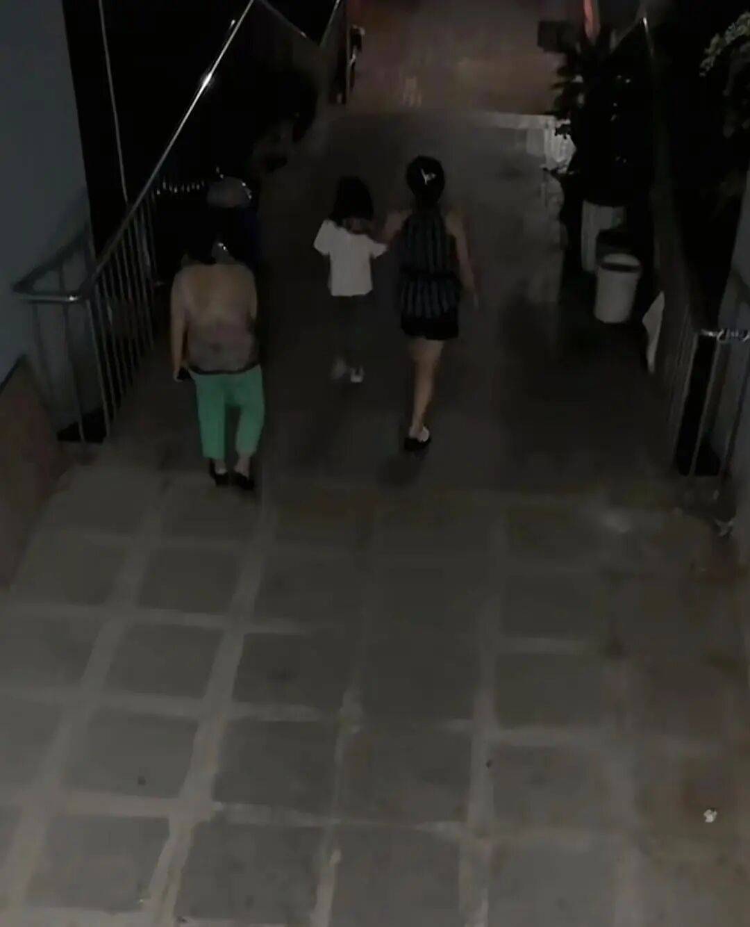 7岁女孩中秋节到同学家玩<strong></p>
<p>罄币</strong>，2天无人来接，警察上门发现，其单亲父亲已在家中离世……