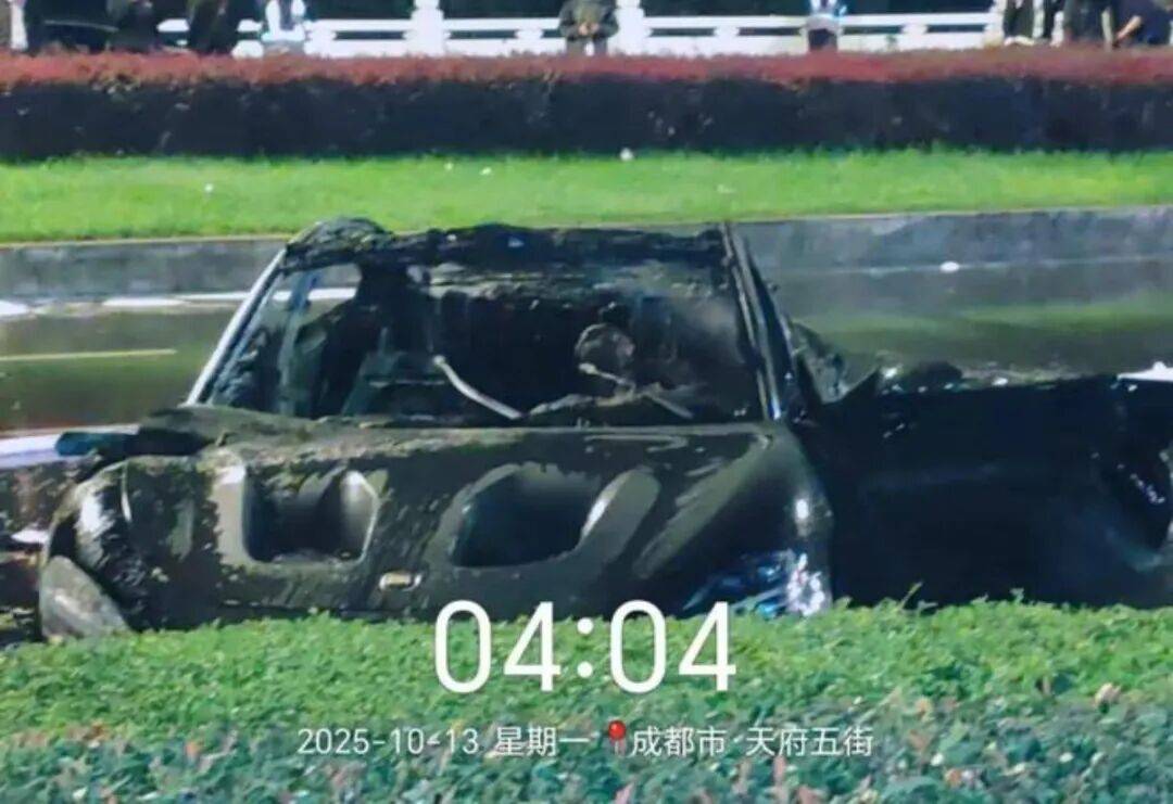 一辆SU7碰撞后爆燃<strong></p>
<p>火特币</strong>，多人救援未果！小米股价重挫近8%！