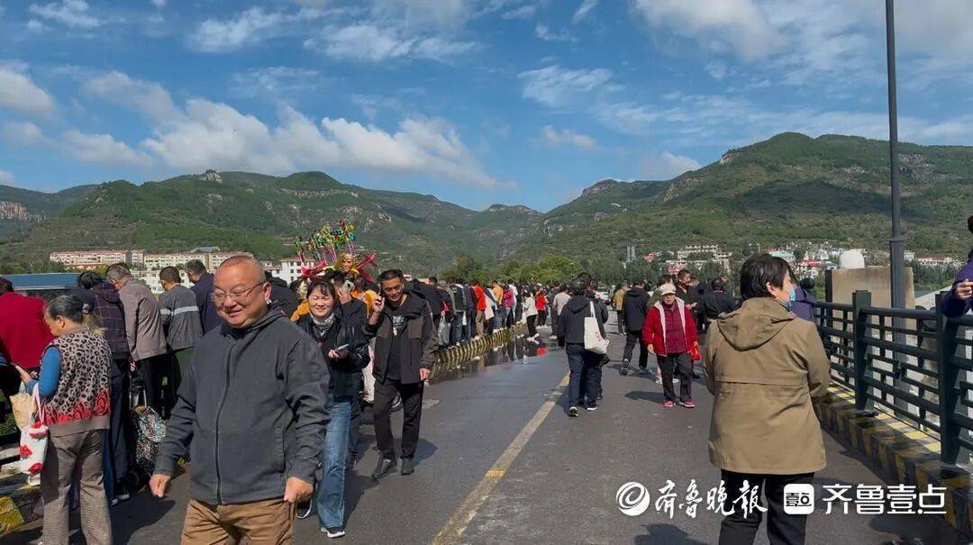 “鱼多得数不过来<strong></p>
<p>瓦特币</strong>，一网子下去能捞好几条”济南锦绣川水库开闸放水，大量鲢鱼被冲出，工作人员：禁止捕捞！
