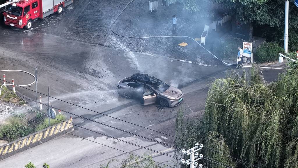 一辆蔚来牌轿车在大理一景区外起火<strong></p>
<p>瓦特币</strong>，一家四口撤离及时无伤亡