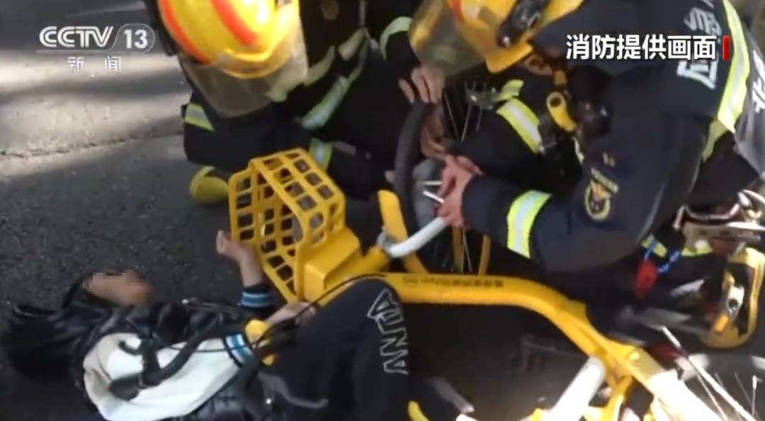 看着都疼<strong></p>
<p>黑币2001</strong>！上海街头一男子突然求助：10岁女儿被死死卡住！这个行为太危险→