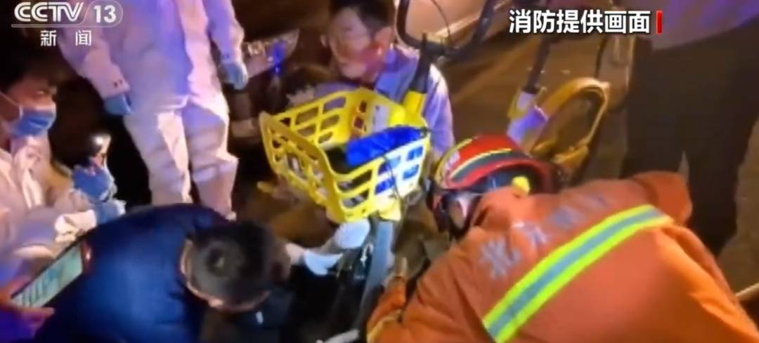 看着都疼<strong></p>
<p>黑币2001</strong>！上海街头一男子突然求助：10岁女儿被死死卡住！这个行为太危险→