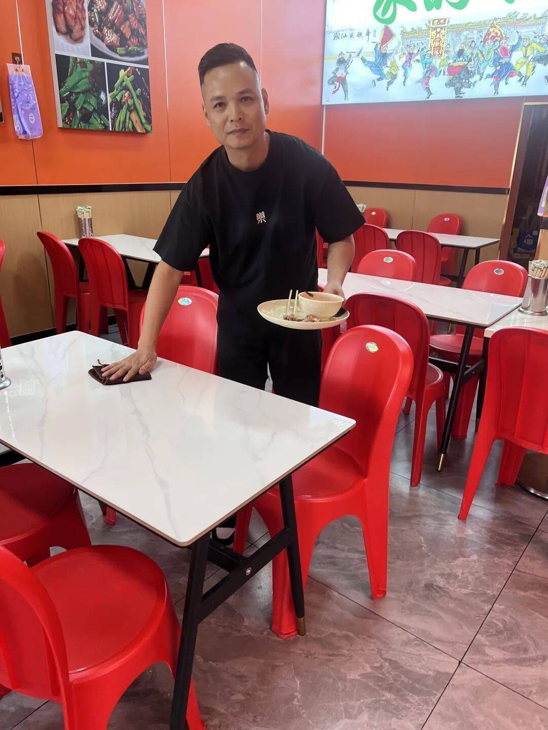 小伙到广州一猪脚饭店吃免费“2号餐”<strong></p>
<p>omg币价格</strong>，突然跪地道谢，老板娘：以后要吃饭就直接过来
