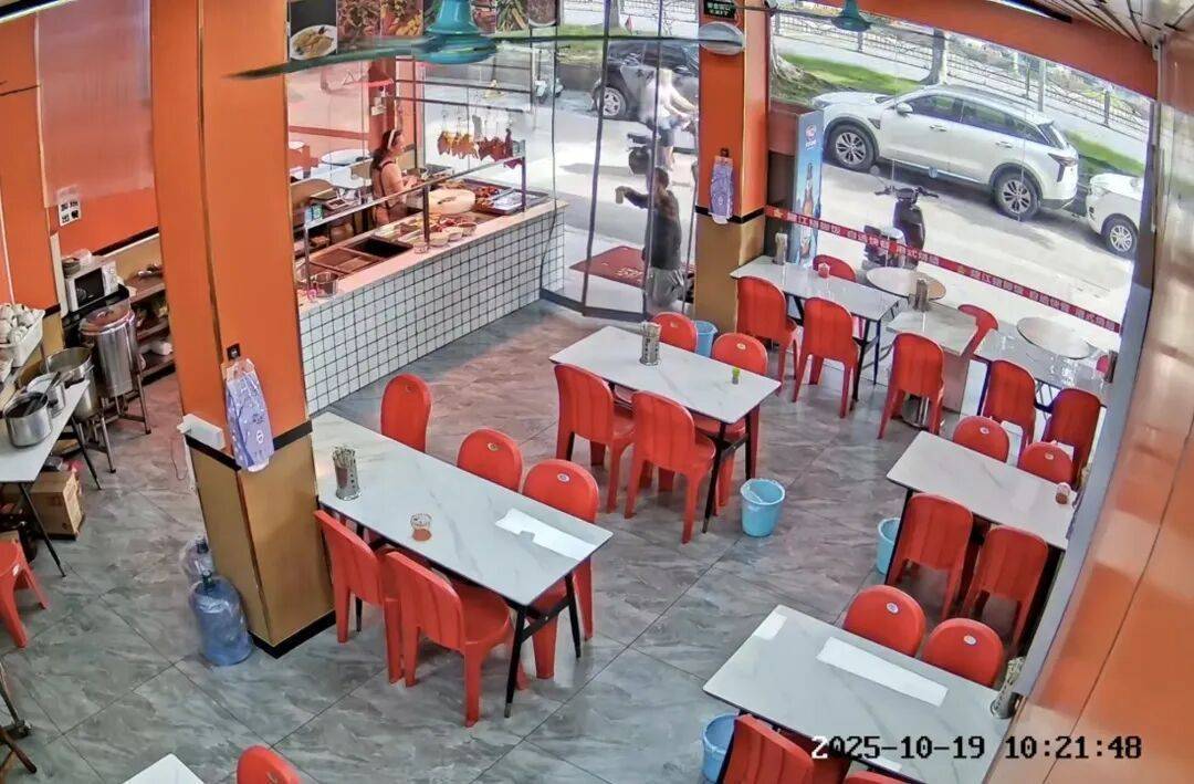 小伙到广州一猪脚饭店吃免费“2号餐”<strong></p>
<p>omg币价格</strong>，突然跪地道谢，老板娘：以后要吃饭就直接过来